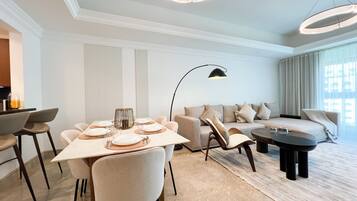 Un salon moderne comprenant un coin repas, un canapé et une table basse.