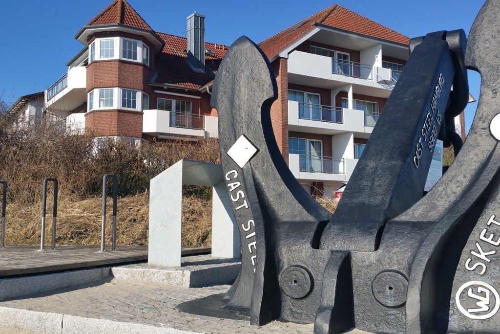 Un edificio moderno con una torre en esquina y una estructura de techo plano.