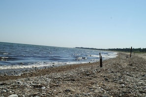 A pebbled beach with a clear sky and calm sea. - Spacious holiday apartment in Petersdorf (Petersdorf\/Fehmarn)