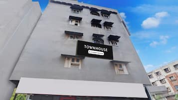 Ein Gebäude mit einem Schild, auf dem 'TOWNHOUSE Company-Serviced' steht.