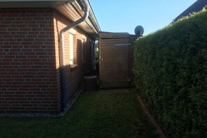 A brick building with a wooden door and a small window. - 09 Holiday apartment bungalow in Burg (Burg auf Fehmarn)