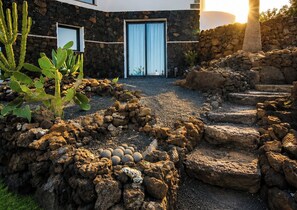 A stone building with a cactus garden and a palm tree. - Volcanoa Private Villa (Villaverde)