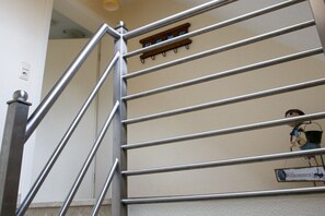 A metal staircase with a handrail and a welcome sign. - Holiday apartment with 2 bedrooms (Wieck a. Darß)