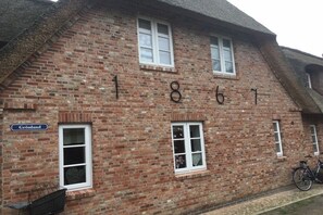 Een bakstenen gebouw met het getal '1867' opvallend in de gevel.