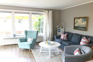 A living room with a sofa, armchair, and coffee table. - View of the dike in Nieblum (Nieblum)