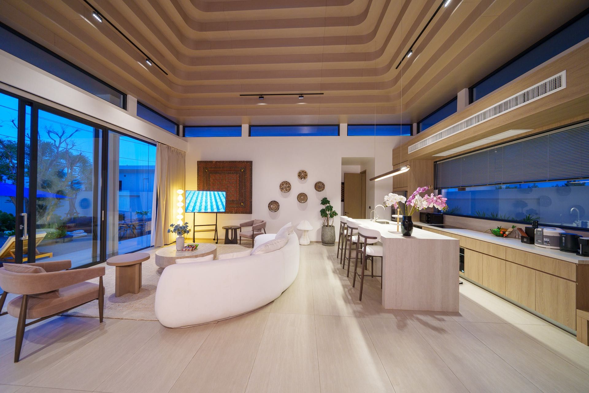 Un interior moderno con sala de estar, cocina y comedor.