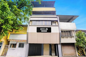 Un hotel con un cartel que dice 'HOTEL' y un rótulo de servicio de la empresa.