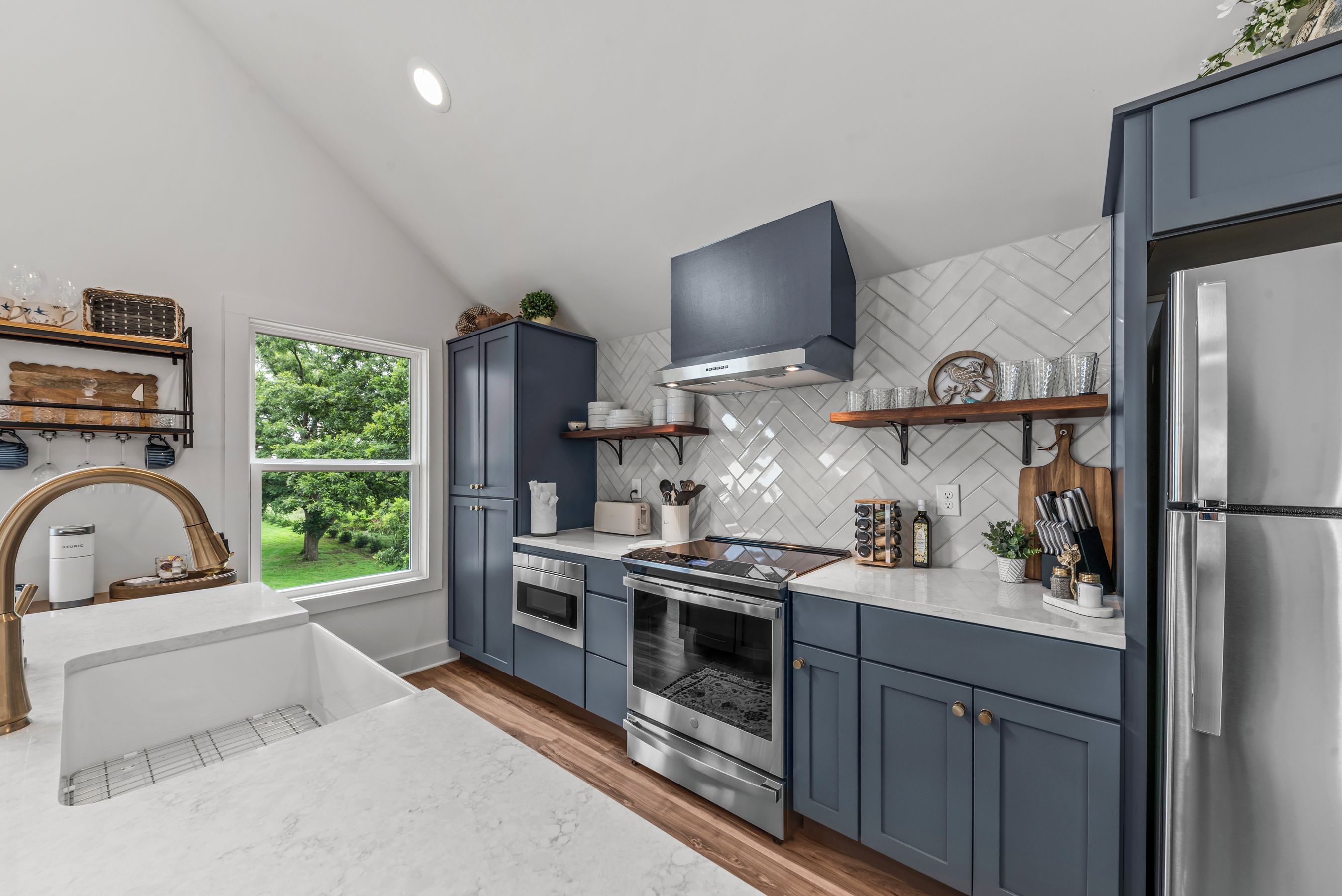 Eine moderne Küche mit Backofen, Herd und Kühlschrank.