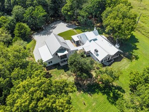 A large, modern house with multiple sections and a spacious yard. - Charming apartment in marvelous Jefferson with cool AC breeze (Jefferson)