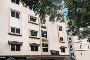 Um edifício com vários andares e uma placa indicando 'OYO Hotel'.