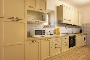 Keuken, Cabinetry, Countertop, Flooring, Interieur Ontwerp, Toestel Van De Keuken, Hout, Verdieping, Major Appliance, Kast