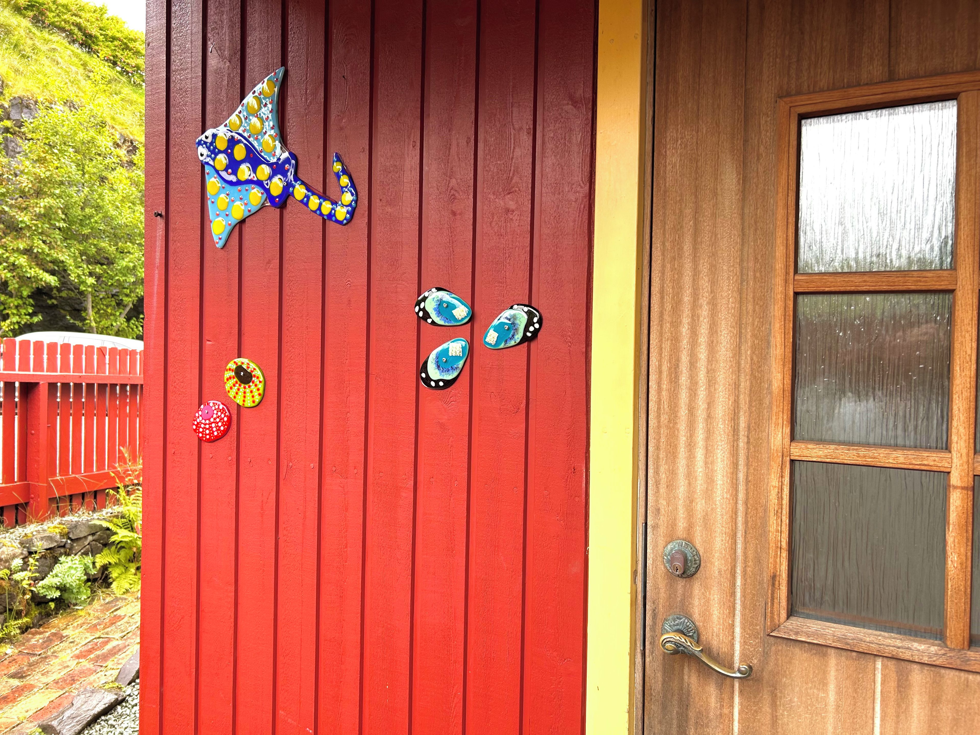 Una puerta roja con un ventanal de vidrio y un marco de madera.