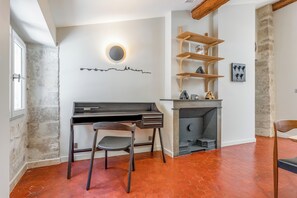 Ein Zimmer mit Schreibtisch, Stuhl und Kamin.