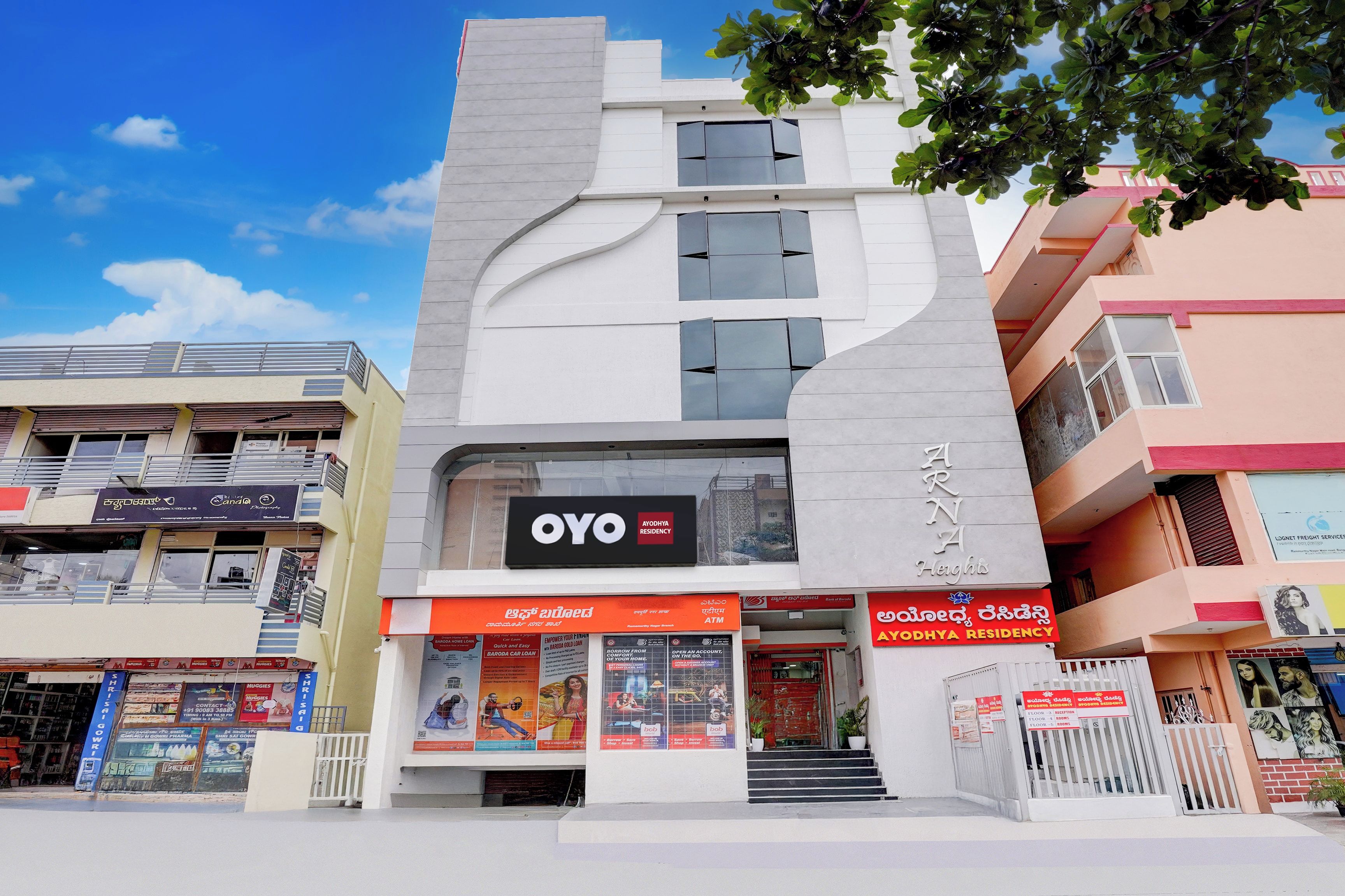 En byggnad med flera våningar och en tydlig skylt med texten ”OYO”, vilket indikerar att det är ett hotell eller ett annat boende.