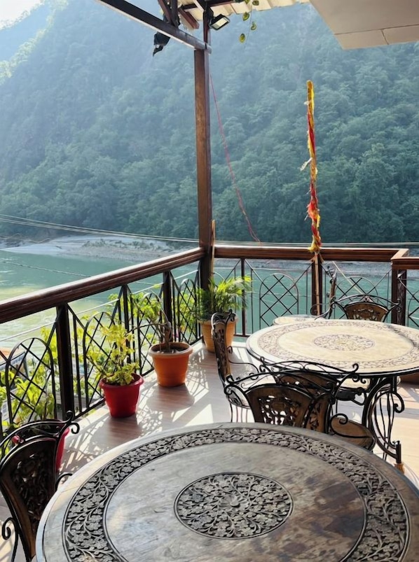 Outdoor dining - Hotel Shiv Ganga And Pyass Restaurant (Kaudiyala)