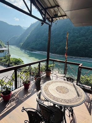 Outdoor dining - Hotel Shiv Ganga And Pyass Restaurant (Kaudiyala)