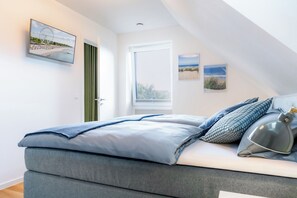 Una camera da letto con un letto, una finestra e una porta.