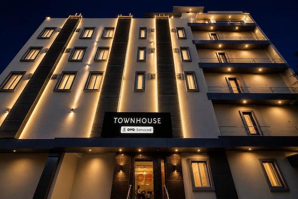 A multi-story building with a sign reading 'TOWNHOUSE OYO-Service.' - Townhouse Kurnool City Railway Junction (Kurnool)