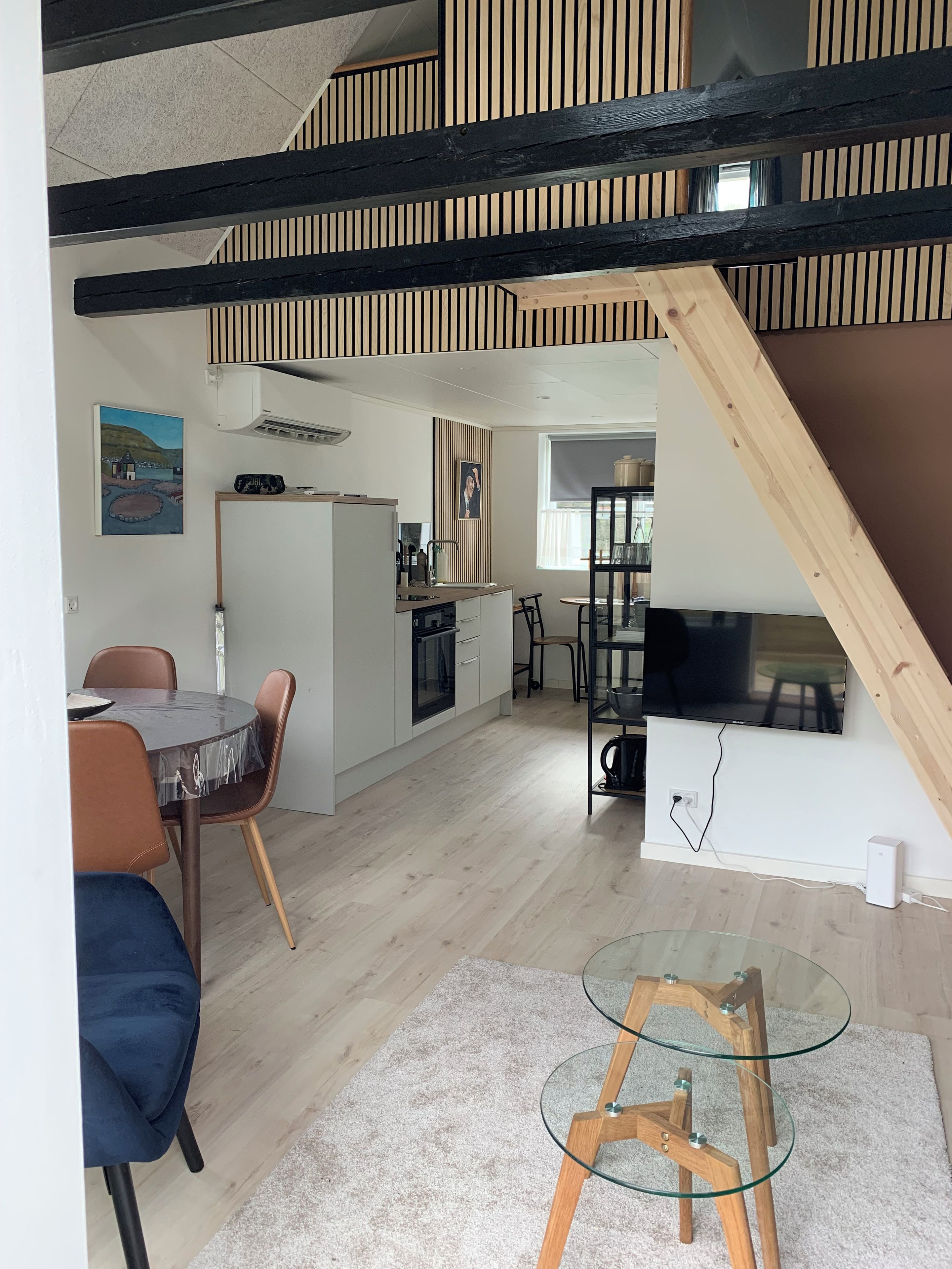 Un interior moderno con comedor, cocina y sala de estar.