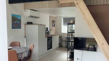 Un interior moderno con comedor, cocina y sala de estar.