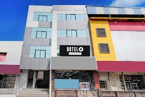 A hotel with a sign indicating it is company-serviced.
