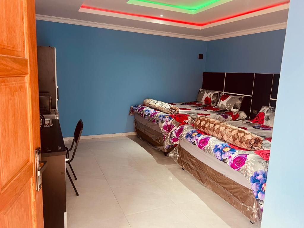 Una camera da letto con due letti, una scrivania e una sedia.