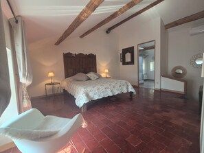 Room - New Listing (Fontaine-de-Vaucluse)