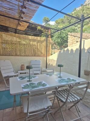 Outdoor dining - New Listing (Fontaine-de-Vaucluse)