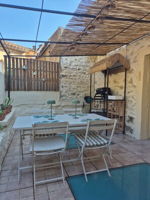 Outdoor dining - New Listing (Fontaine-de-Vaucluse)