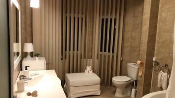 Een moderne badkamer met een wastafel, toilet en douchehoek.