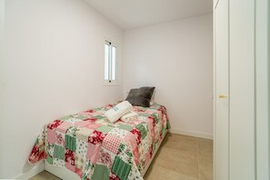 Room - Cubo's Casa La Roca / urban / air conditioning / terrace / free Wi-Fi (Alhaurín el Grande)