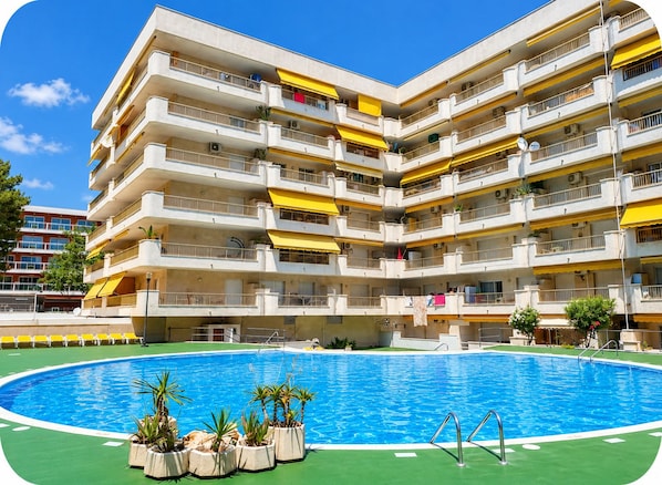A multi-story building with a swimming pool in the foreground. - Yamila (Salou)