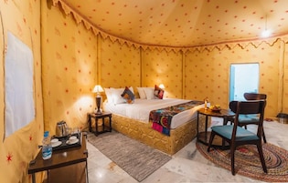 Una habitación con cama, mesitas de noche, una silla y ventana.