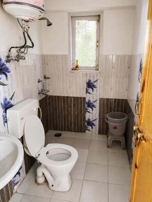Bathroom - Apple Garden Aleo (Manali)
