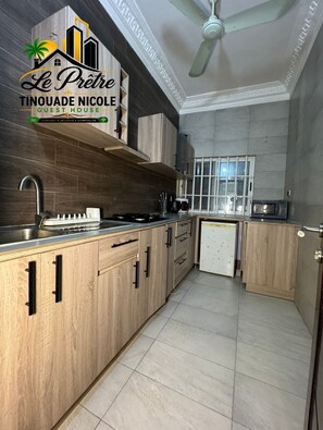 Private kitchen - LTN GUEST HOUSE BENIN (Abomey Calavi)