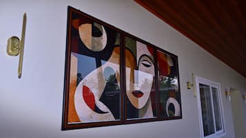 Paredes com arte abstrata e uma porta com puxador de latão.