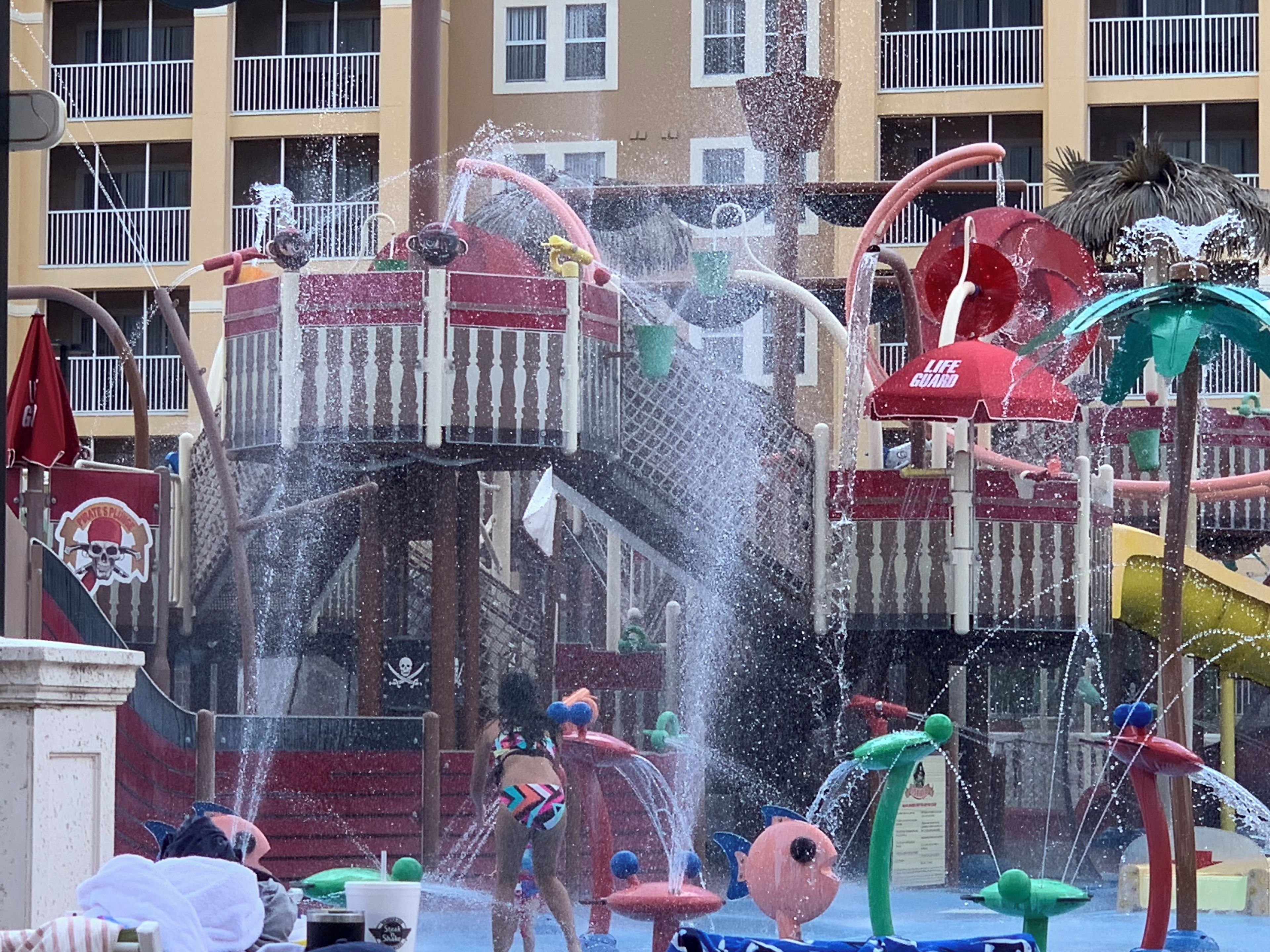 Un parc aquatique doté de nombreuses attractions et toboggans aquatiques.
