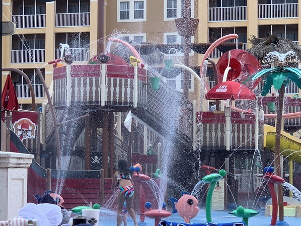 Parque acuático con múltiples atracciones y toboganes.