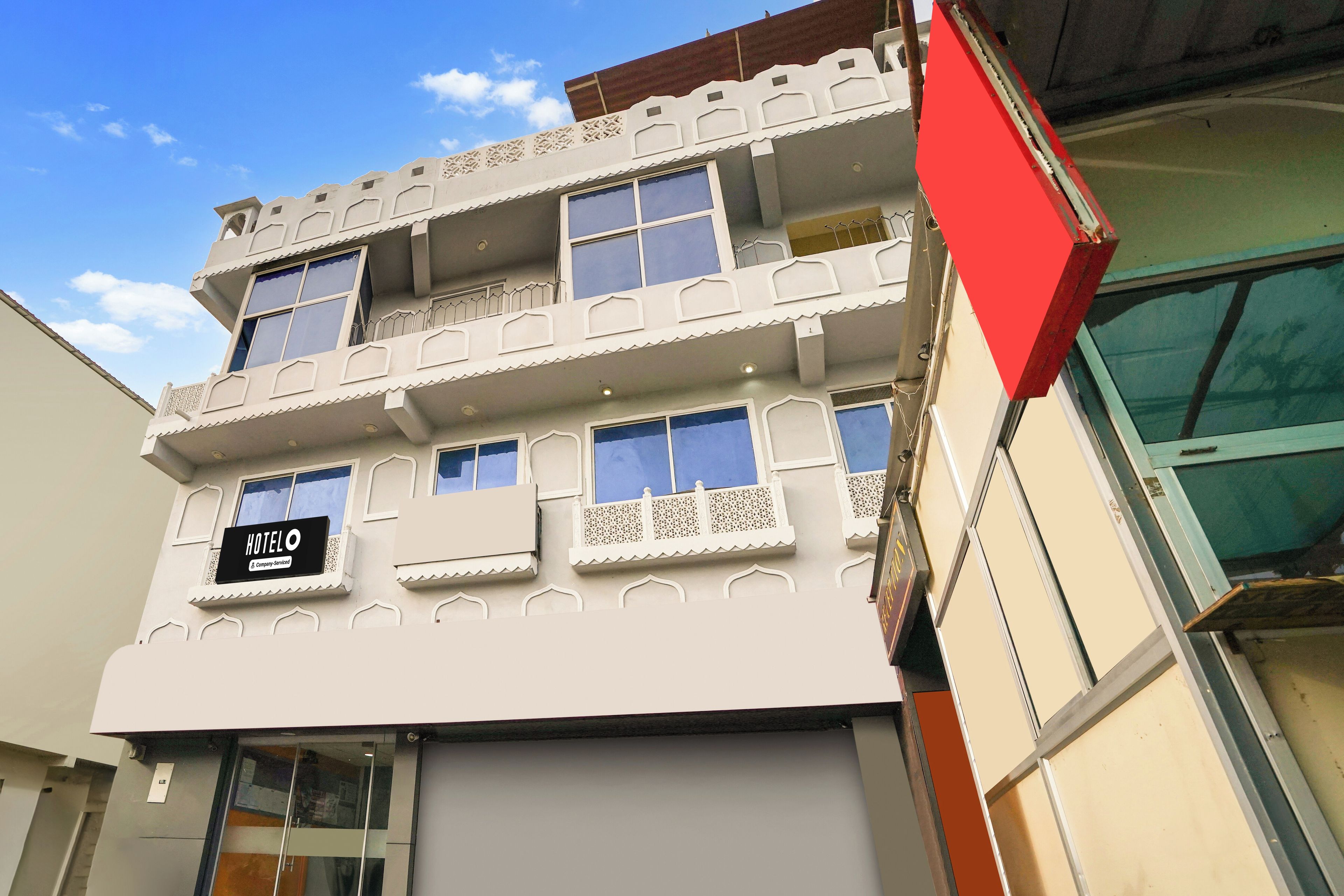Un edificio de varios pisos con un letrero que indica un hotel.