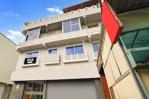Un edificio de varios pisos con un letrero que indica un hotel.