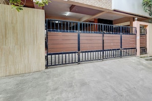 Una entrada cerrada con suelo de hormigón y valla de madera.