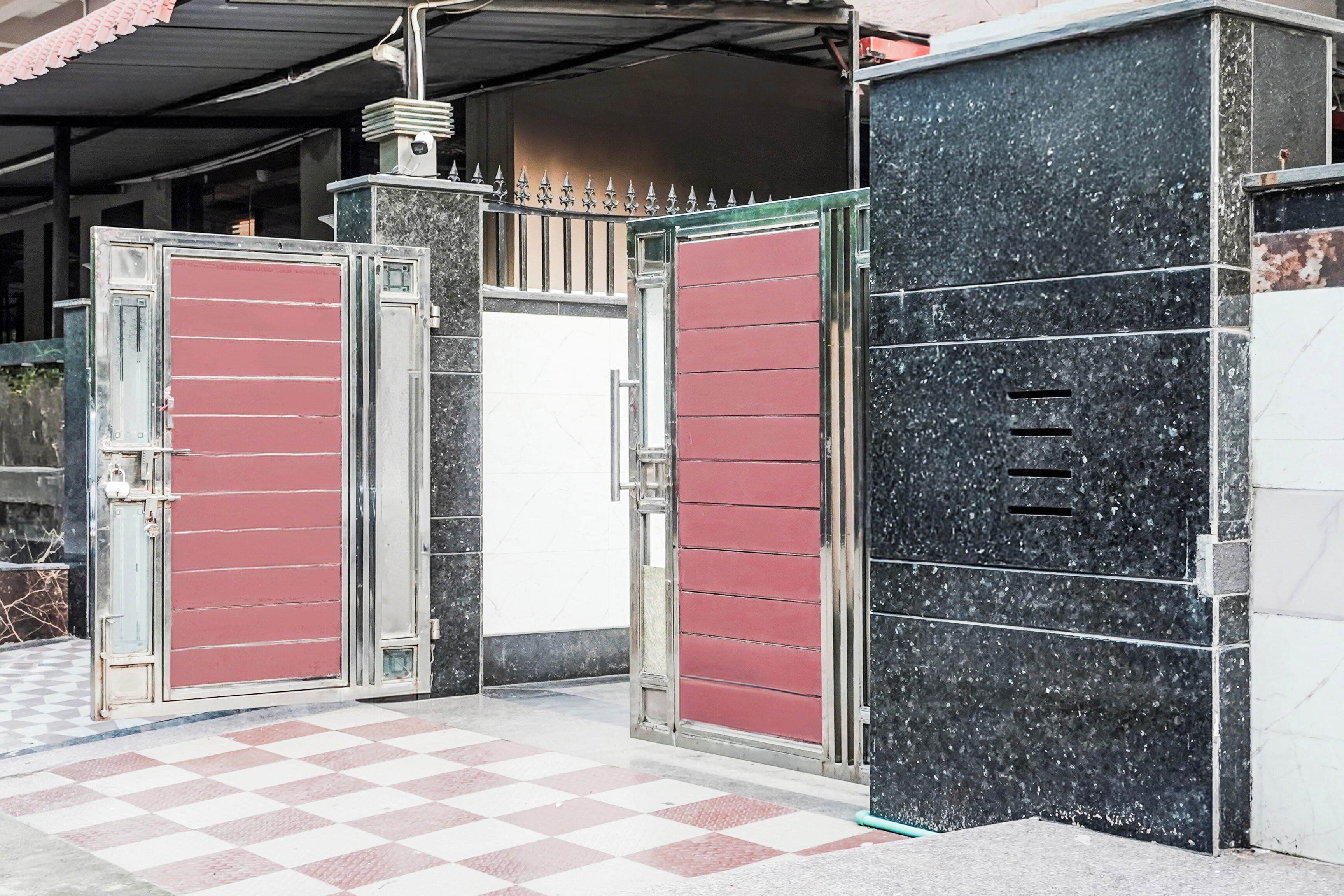 Una entrada con puerta y suelo a cuadros.