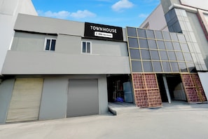 Un edifici modern amb un cartell que diu 'TOWNHOUSE' i 'Oyo-serviced'.