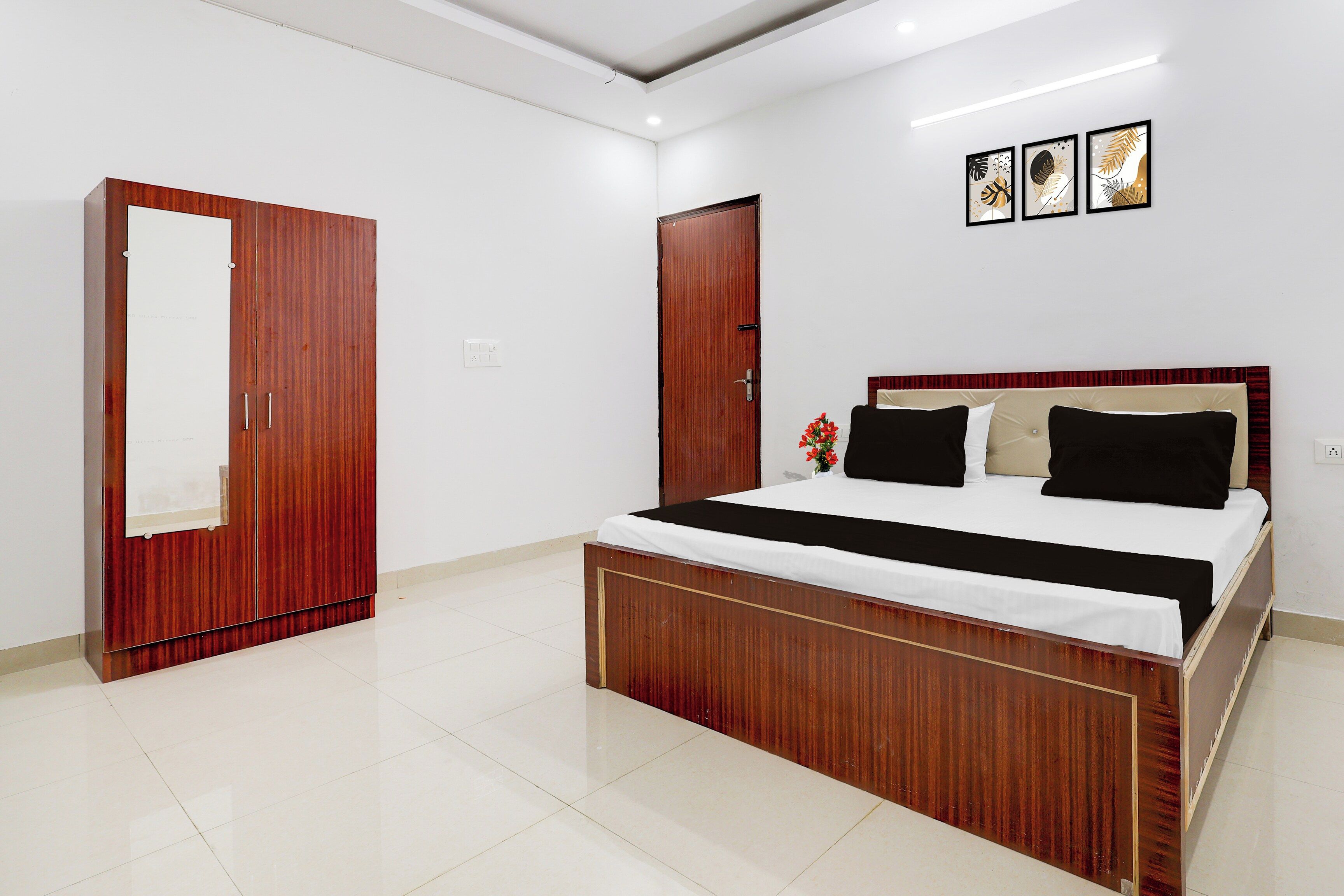 Un dormitorio con una cama de madera, un armario y una puerta.