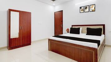 Un dormitorio con una cama de madera, un armario y una puerta.