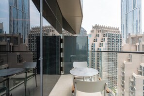 Outdoor dining - Bright apartment in brilliant Dubai with cool AC for your stay (Dubai)