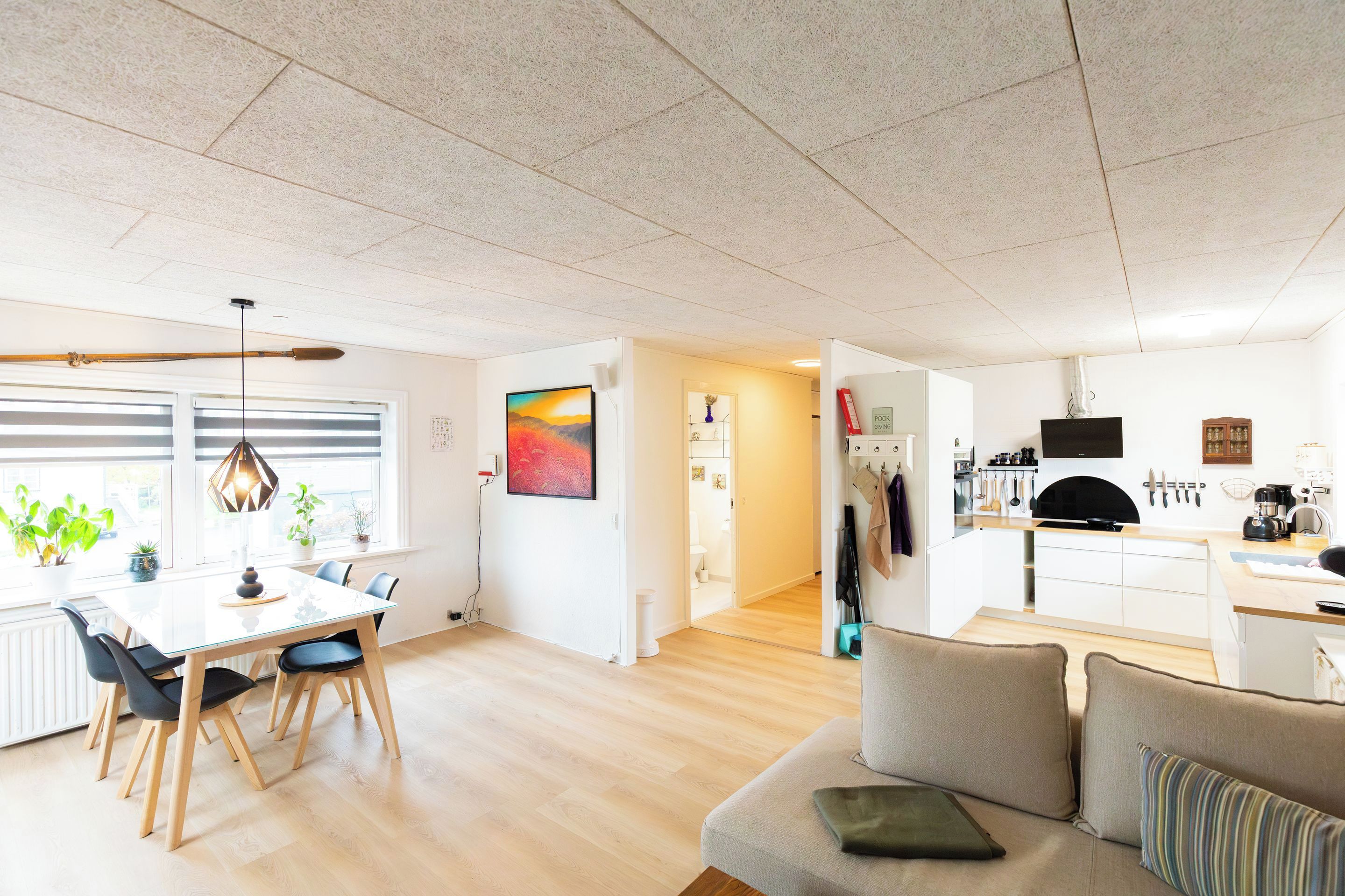 Un espacio moderno con comedor, cocina y zona de estar.