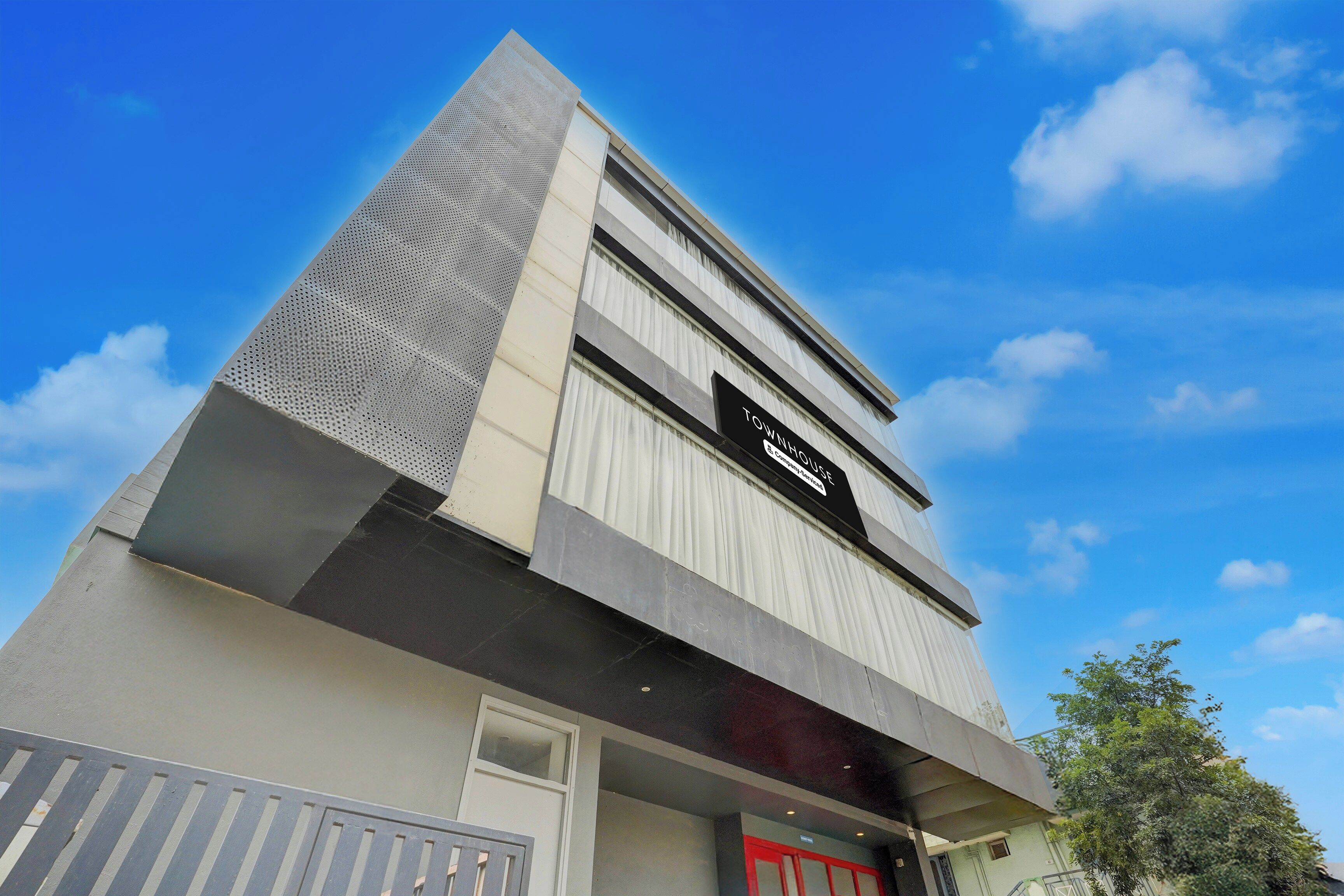 Un edificio moderno con un letrero llamativo que dice 'TOWNHOUSE'.