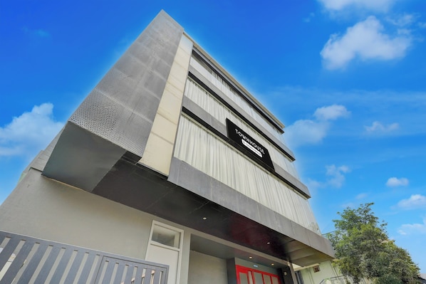 Un edificio moderno con un letrero llamativo que dice 'TOWNHOUSE'.