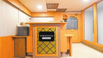 Una recepción con un cartel que dice 'TOWNHOUSE Company Serviced'.